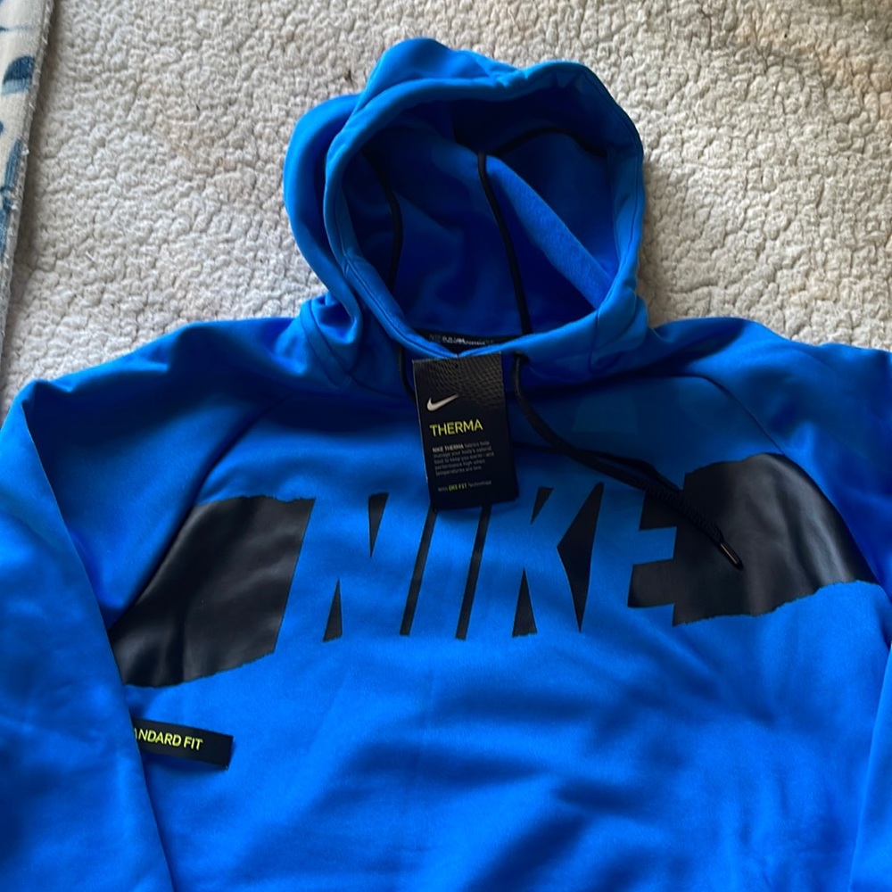 Mens Nike therma hoodie sweatshirt. NWT. Medium